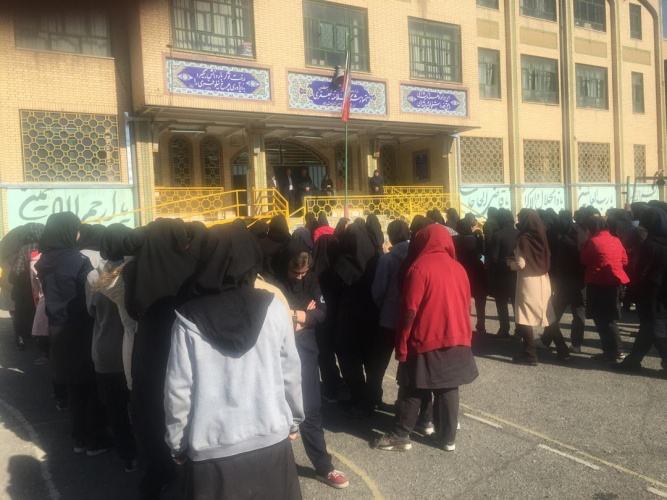 نواختن زنگ پژوهش در هنرستان دخترانه علامه جعفری توسط رئیس دانشگاه جامع علمی کاربردی واحد استانی غرب تهران