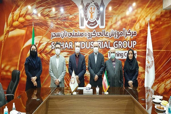 رئیس دانشگاه جامع علمی کاربردی از گروه صنعتی و مرکز آموزش علمی کاربردی نان سحر بازدید کرد