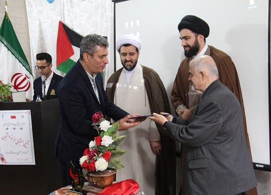 تقدیر از رئیس مرکز خانه کارگر اسلامشهر به منظور داشتن بالاترین رتبه همکاری در برگزاری دوره های آموزش کوتاه مدت