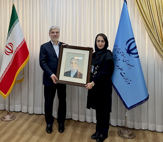 اهدای تابلوی نفیس نقاشی روی چرم دانشجوی دانشگاه جامع علمی کاربردی به وزیر علوم تحقیقات و فناوری