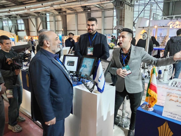 بازدید معاون پژوهش و فناوری دانشگاه جامع علمی‌کاربردی از نمایشگاه هفته پژوهش و گفت‌وگو با ارائه‌دهندگان دستاوردها